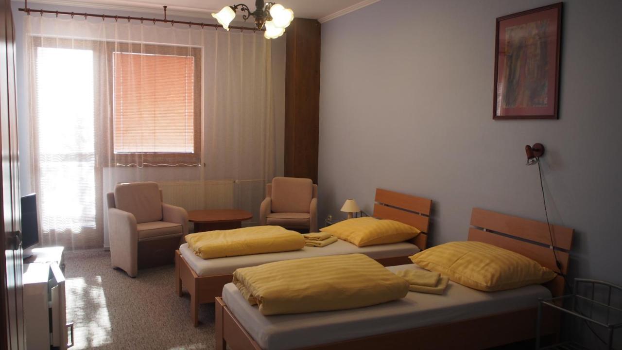 Hotel Slnecny Dvor Michalovce Eksteriør billede