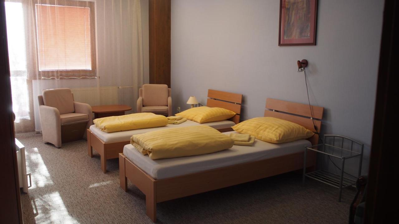 Hotel Slnecny Dvor Michalovce Eksteriør billede