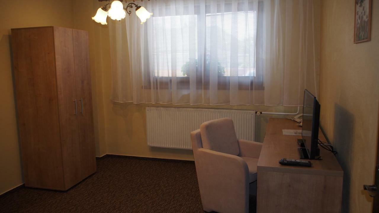 Hotel Slnecny Dvor Michalovce Eksteriør billede